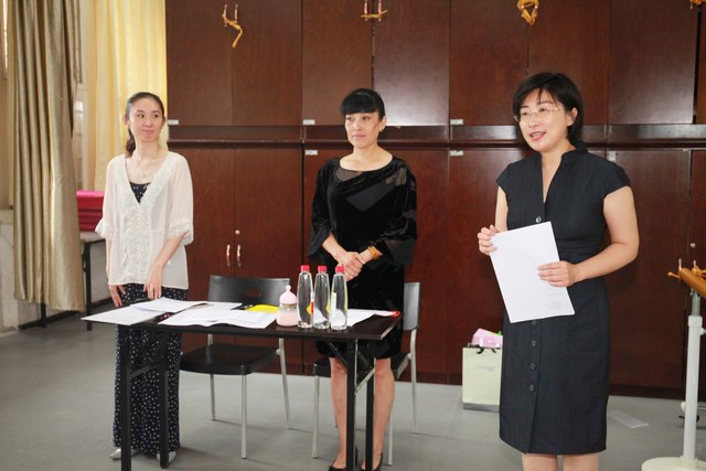 20190713干部协助教师组织新生面试.jpg