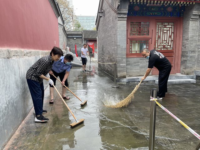 20210926雨后清理打滑地面.jpg
