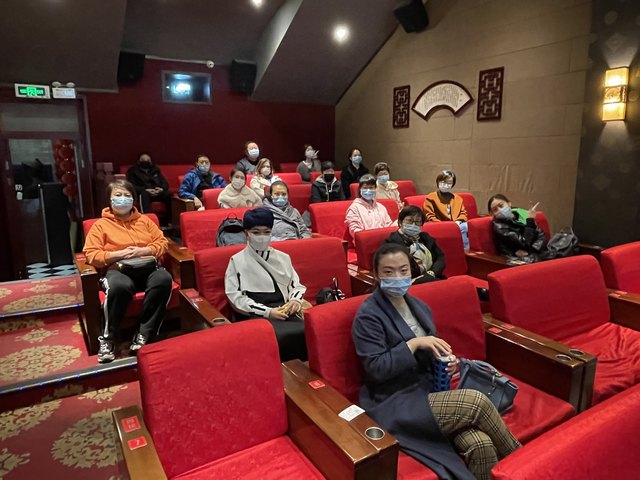 20211028组织看电影《我和我的父辈》.jpg