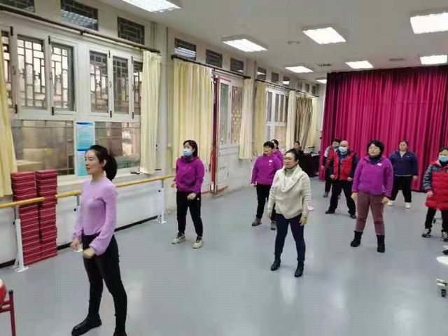 20211209党员下社区舞蹈指导.jpg